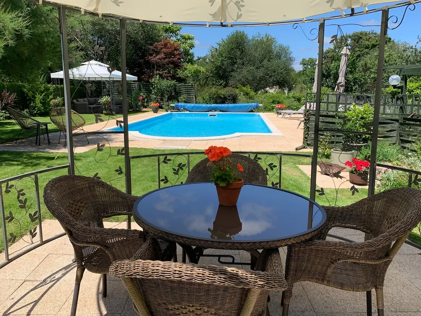 Perfectly located cottage with pool - Image 1