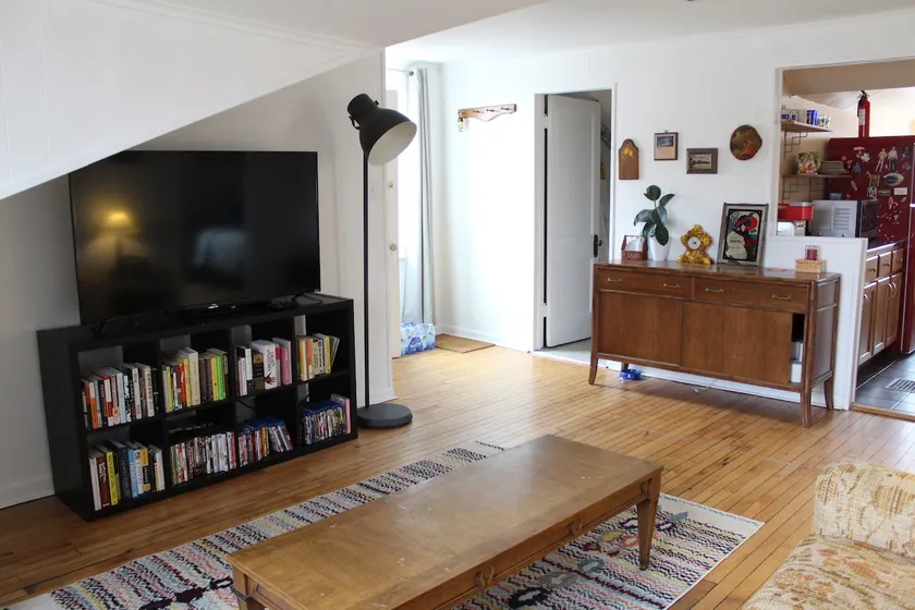 Eddy Street Upstairs Apartment - Image 1