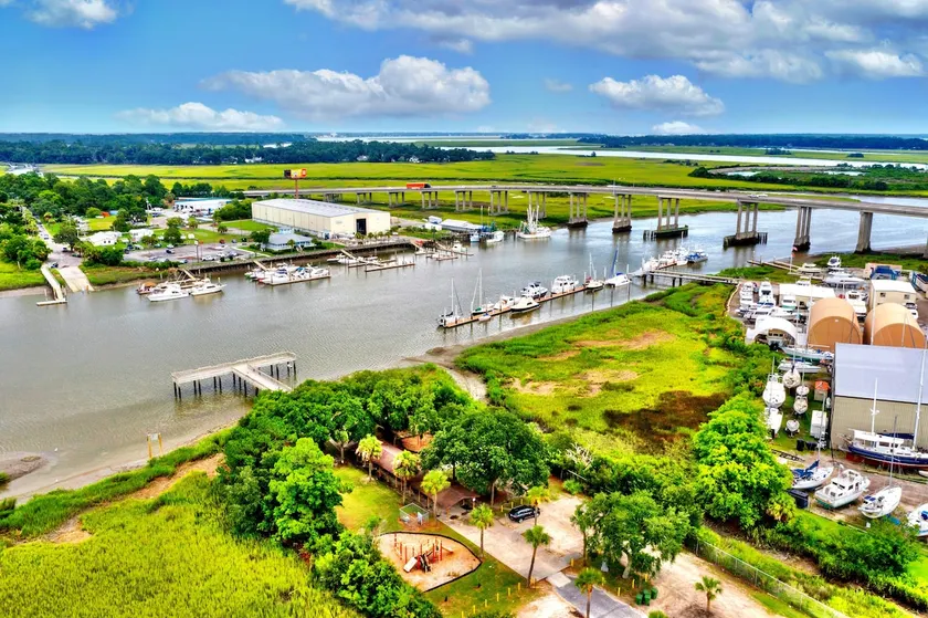 WATERFRONT~15 Min to Tybee & Downtown Savannah - Image 1