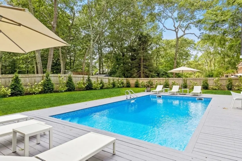 Southampton Estate w Heated Pool - Image 1