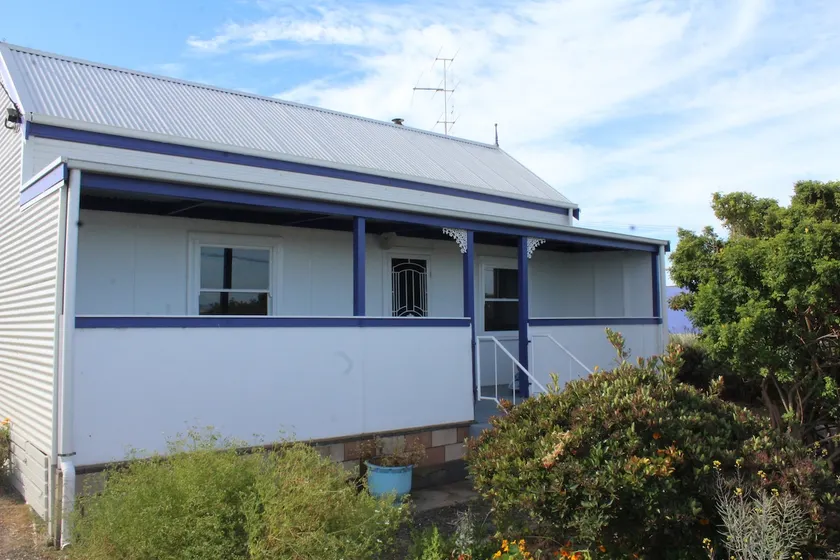 Cosy 3 bedroom cottage in the centre of Kingscote - Image 1