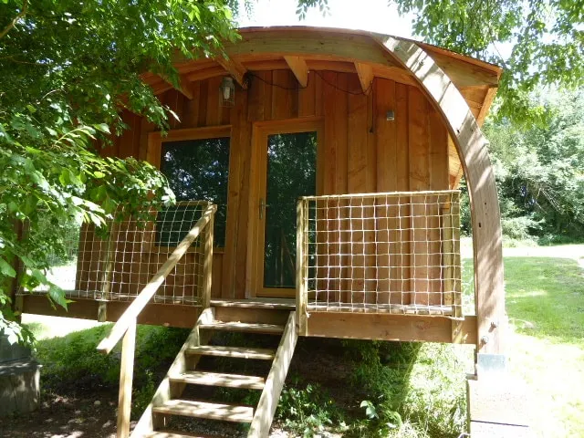 Cottage-chalet in a castle park - Image 1