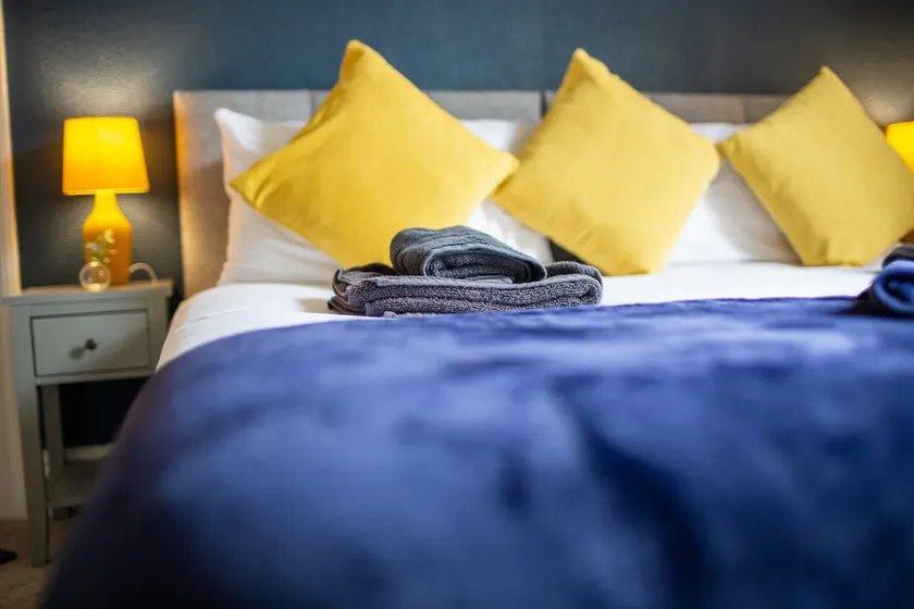 Russell House, Large townhouse spacious and modern with ground floor bedroom and shower room and free parking - Image 1