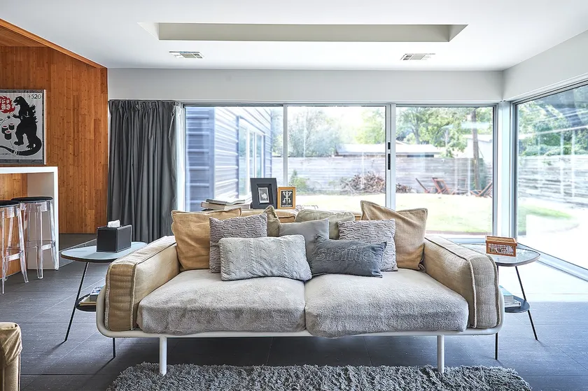 Wow, Glass-Walled Design Bungalow near University of Texas - Image 1