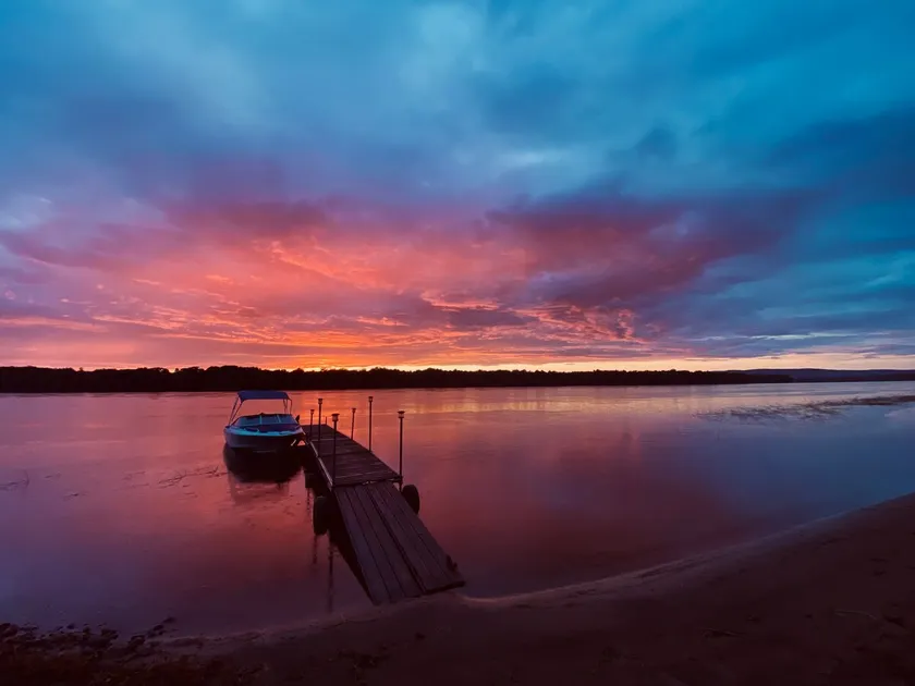 Waterfront Beach Paradise - 3 Bed, 2 Washroom Cottage with Outdoor Bar - Image 1