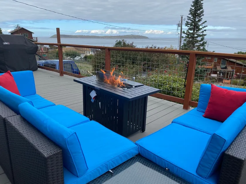 Enjoy expansive views with public beach access - Image 1