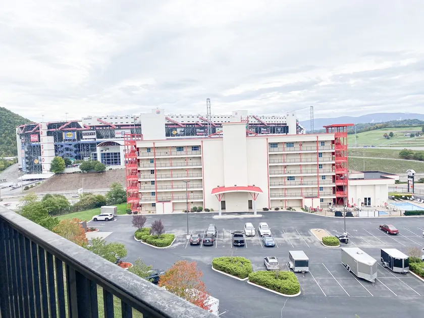 Spacious condo convenient location! - Image 1