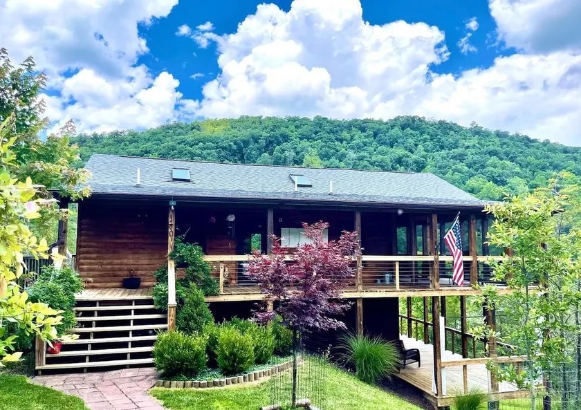 Mountain Escape; 2-Bedroom Cabin with Hot Tub - Image 1