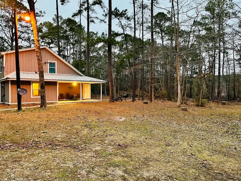 Whispering Pines ligger i den smukke fyrretræ i East Texas. - Image 1