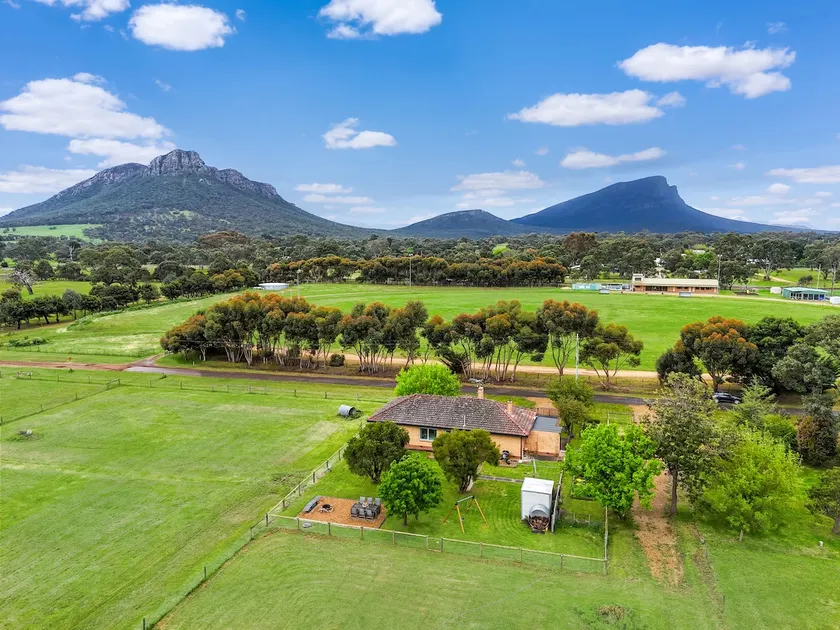 Dunkeld House - Beautiful Country Retreat - Image 1