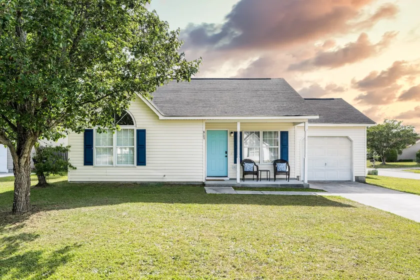 Cute & Open Two Bedroom in Family Neighborhood - Image 1