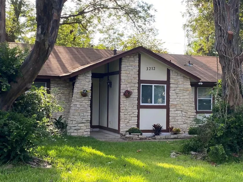 Quiet and Cozy Residential Home - Image 1