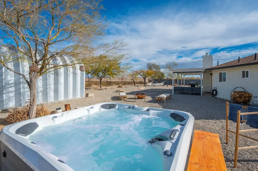 Valley View House- hot tub, fire pit & cowboy pool - Image 1