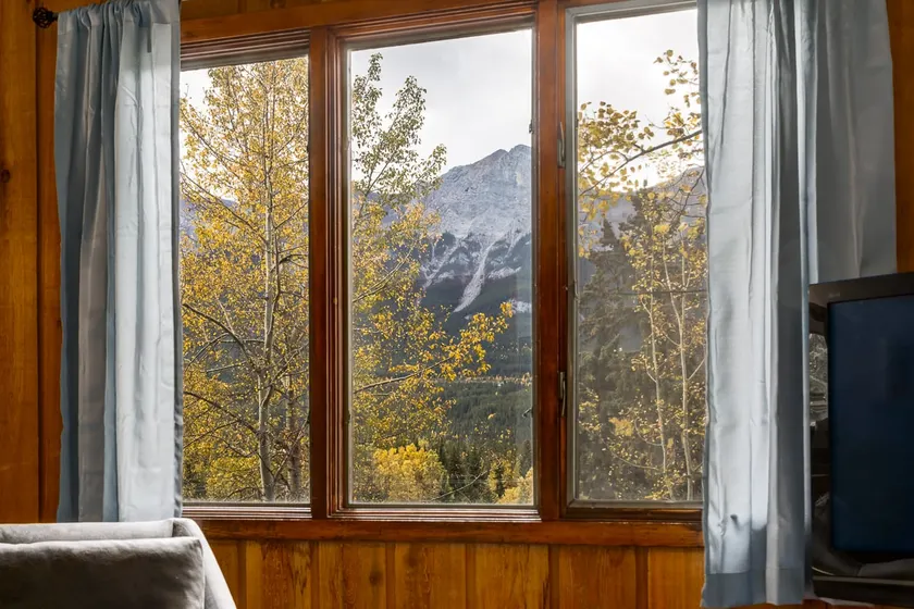 Eagles Nest Chalet with Private Deck Near Banff - Image 1