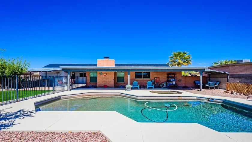 Peace & Quiet, Comfortable 4 bed Home, Spa & Pool - Image 1