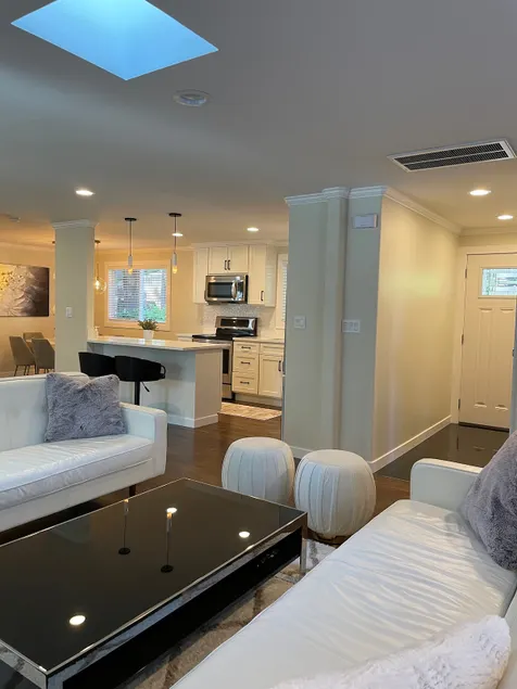 Cheerful & private 4 bedroom Shoreline home. - Image 1