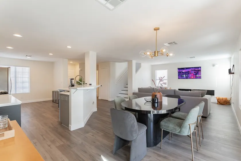 Mid-century modern stylish home - Image 1