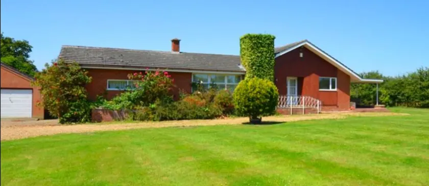 Stunning bungalow getaway in huge enclosed garden - Image 1