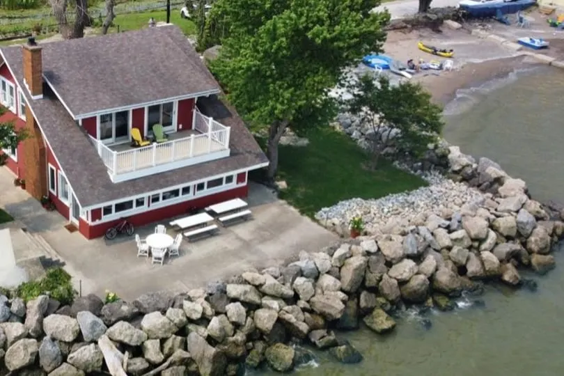 Hot Tub-Lake Erie Beach House, Lake Front - Image 1