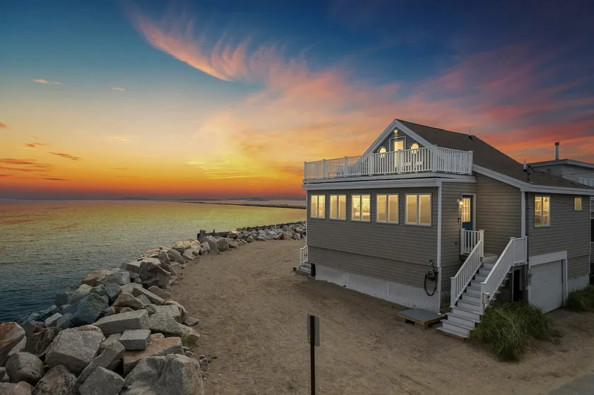Oceanfront w/ Stunning views and Private Deck☀️🏖 - Image 1