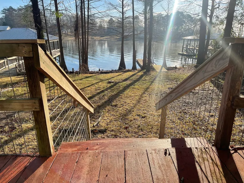 Waterfront two bedroom cottage with ample parking - Image 1