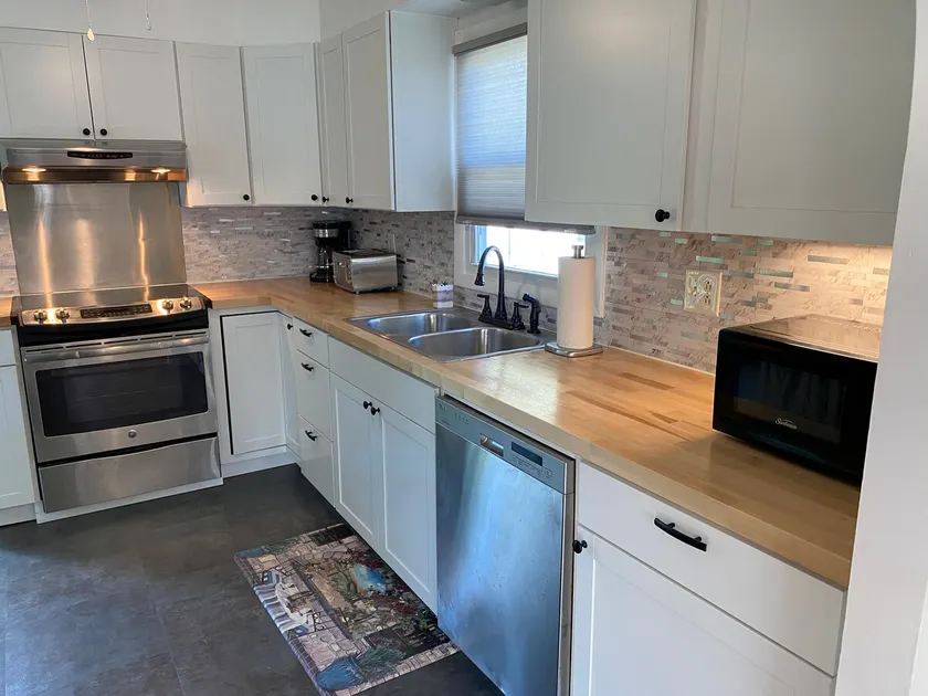Cheerful 2 Bedroom House with off street parking - Image 1