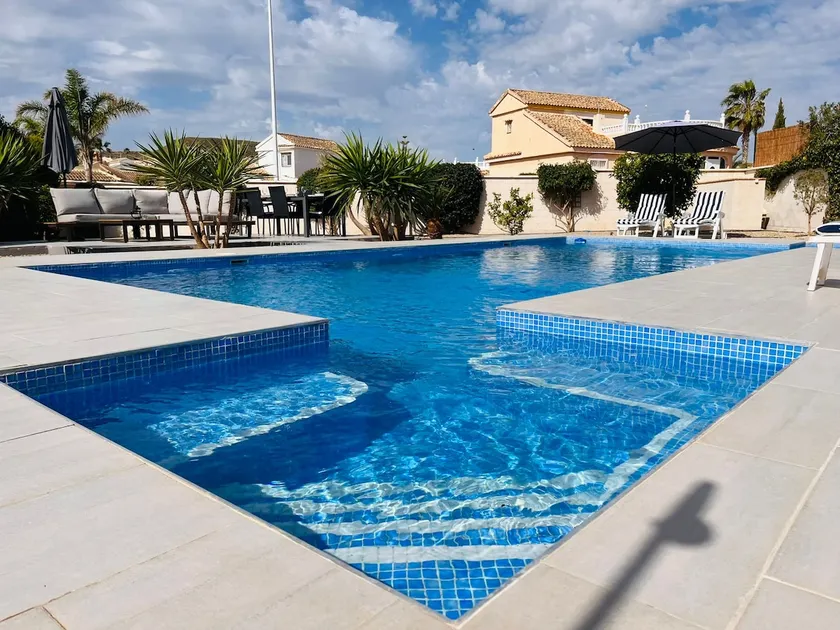 Stunning Quiet Villa with TV, Wi-fi & Private Pool - Image 1
