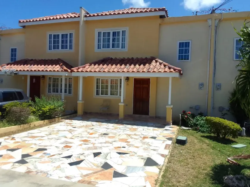 Beautiful secured 2 bedroom villa in gated complex - Image 1