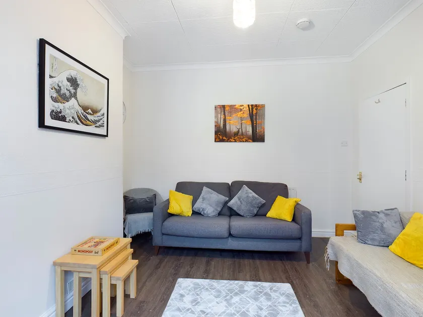 Cheerful 3 bedroom home with free parking and WIFI - Image 1