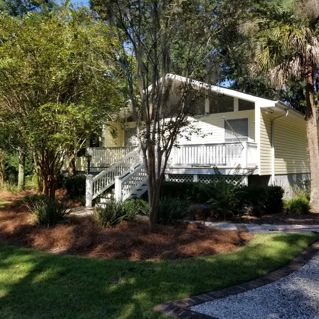 Quiet beach cottage with unique local attractions nearby - Image 1