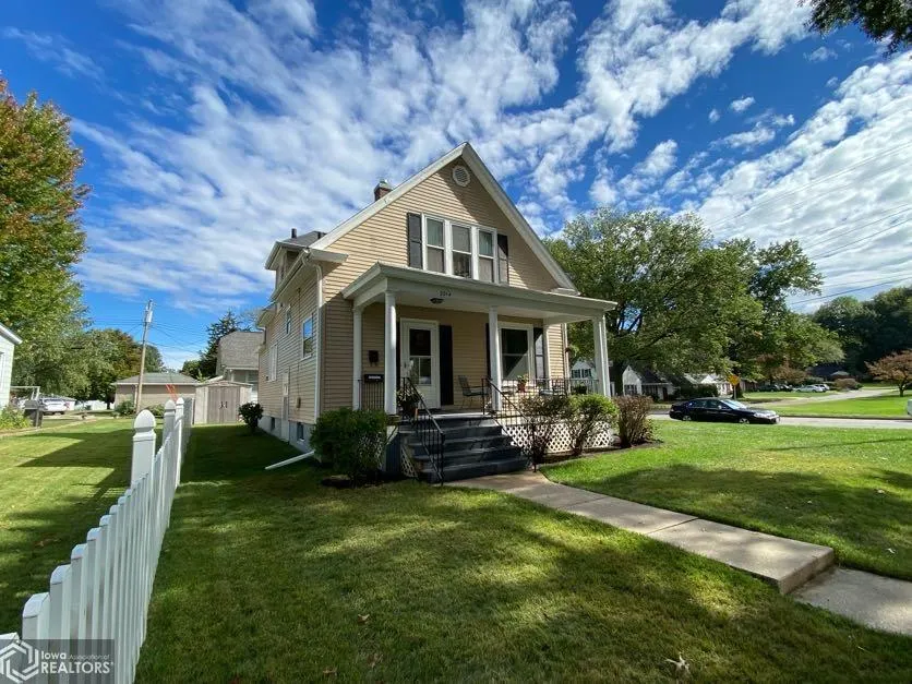 Cheerful Bungalow with original woodwork - Image 1