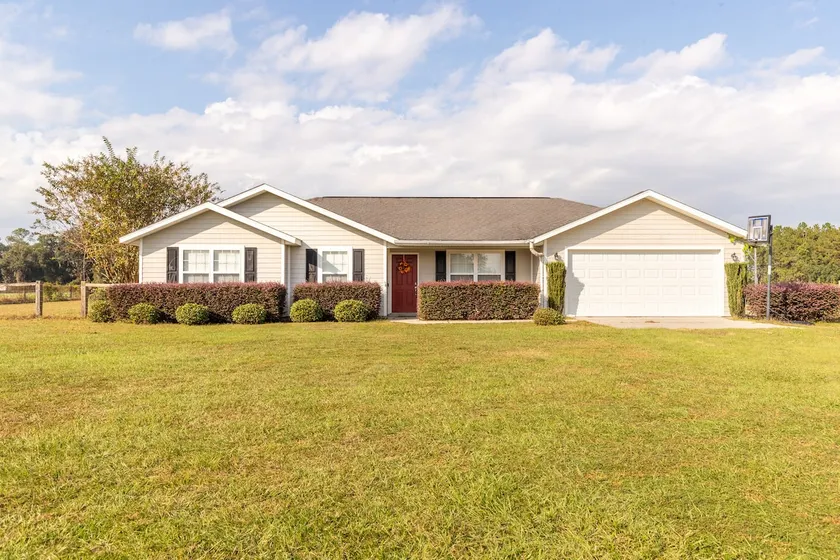 6+ Sleeper Farm Escape with HUGE Yard and RV Hookup is Out Standing in its Field - Image 1