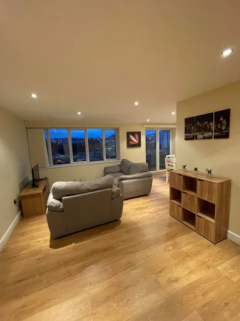 Quayside flat with spectacular view and balcony - Image 1
