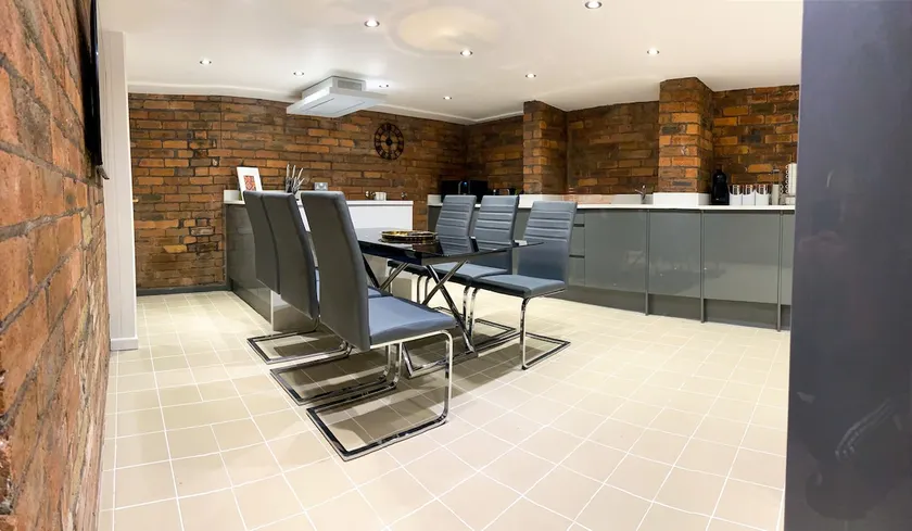 Luxury 2-bed Apartment Lindley Huddersfield - Image 1
