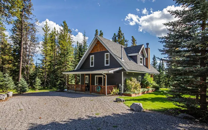 Cozy Cabin in the Rocky Mountains of Nordegg, Alberta - Image 1
