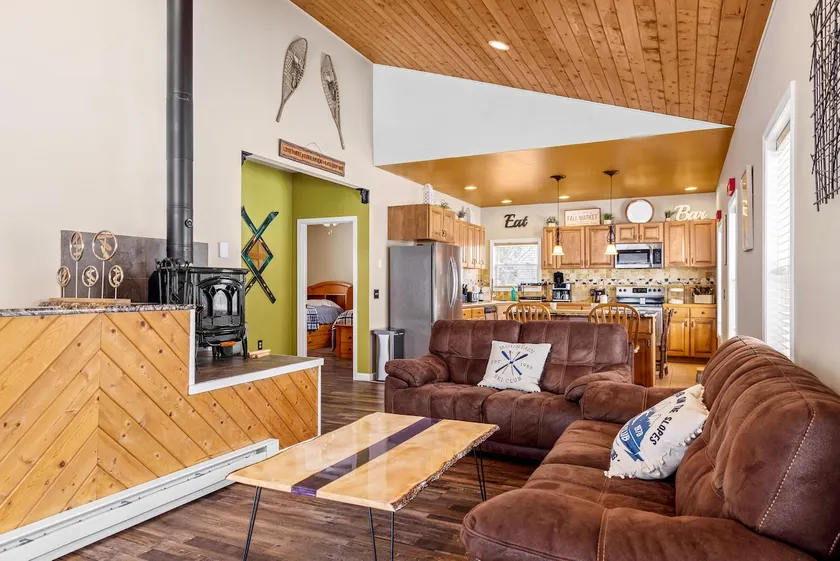 Morcom's Mountain Lodge - Image 1