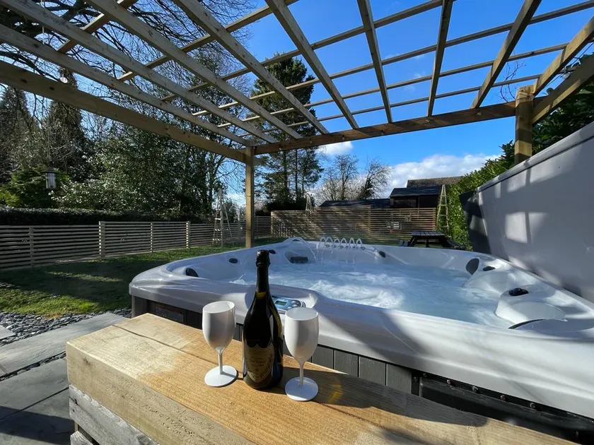 2 Bedroom Private Guest House With hot tub - Image 1