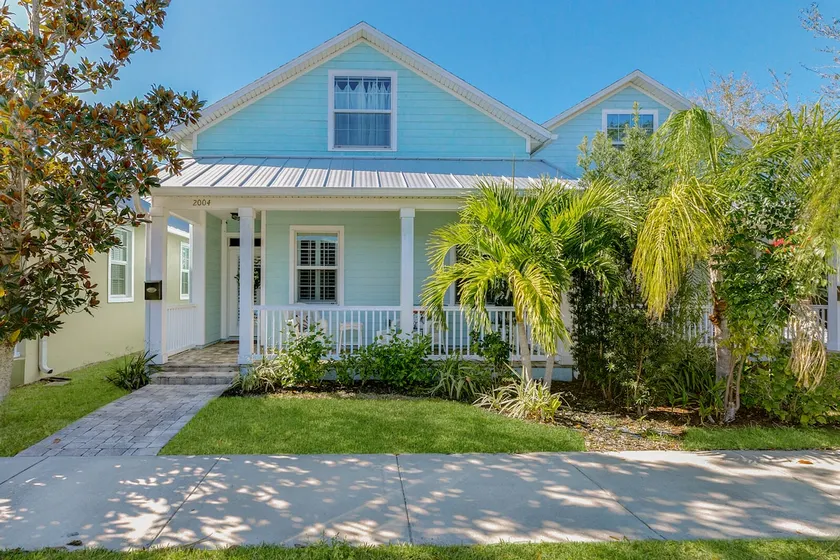 \"La Belle Maison\" ♥ of Downtown/Yard/Parking+ Garage/Self Check-in - Image 1