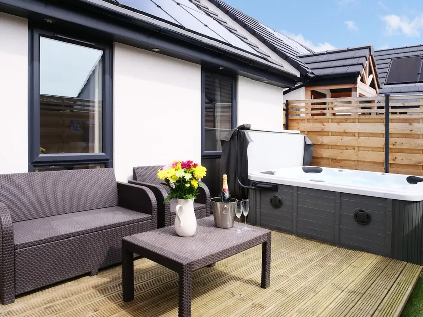 Daisy, Luxury 2 bed cottage with private hot tub - Image 1