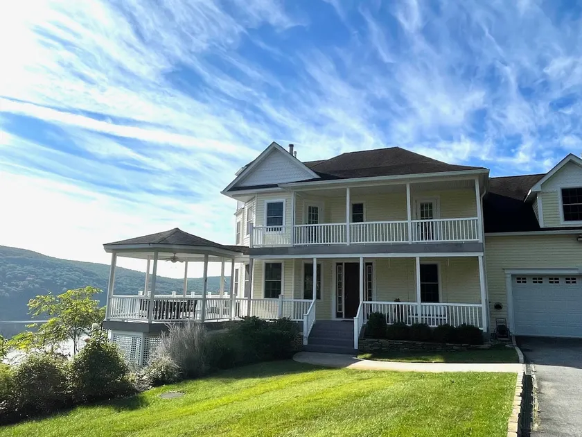 Hillside villa with 9-mile lake views - Image 1
