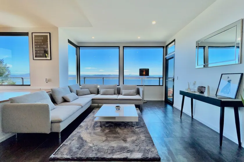 Nicholas House - Hobart Luxury City Panoramic Seaview Holiday Home by the Mountains and Rivers with Ultimate Views for 8 People - Image 1