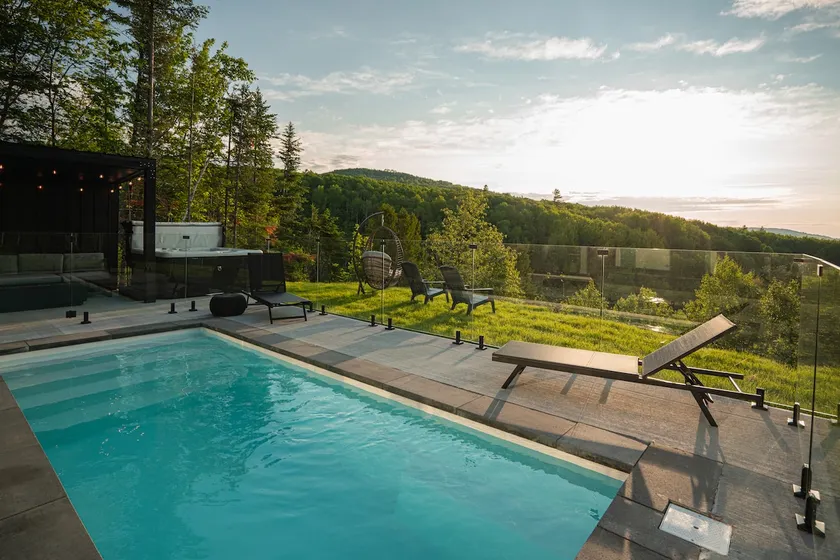 Eskal Charlevoix – Pool, spa, river view - Image 1