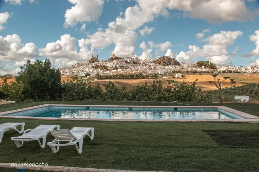 Country house with a pool and views - Image 1