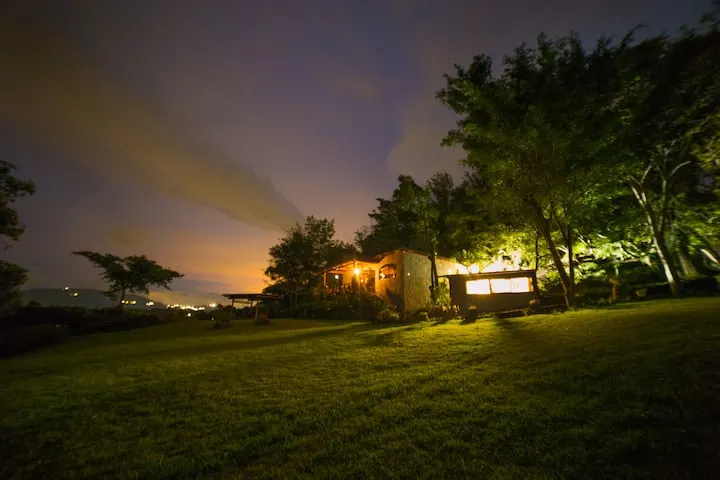 TRES TORTUGAS Lakeside Chateau eat stay..... - Image 1