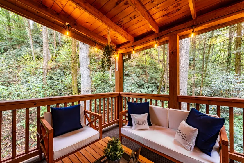 Twin Creeks Cabin with a Calm Relaxing Experience - Image 1