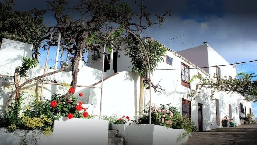 Private house with ocean and mountain views - Image 1