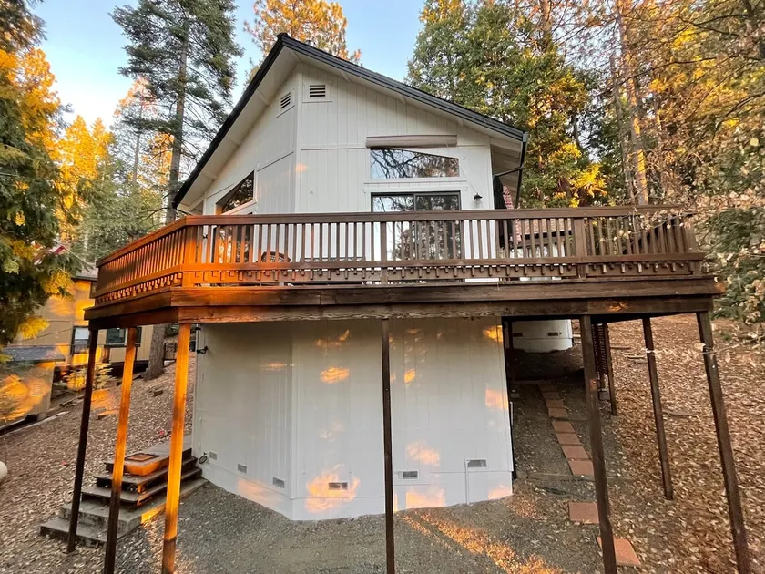 Cozy Chalet - heat+Fireplace WiFi Deck 2 King beds - Image 1