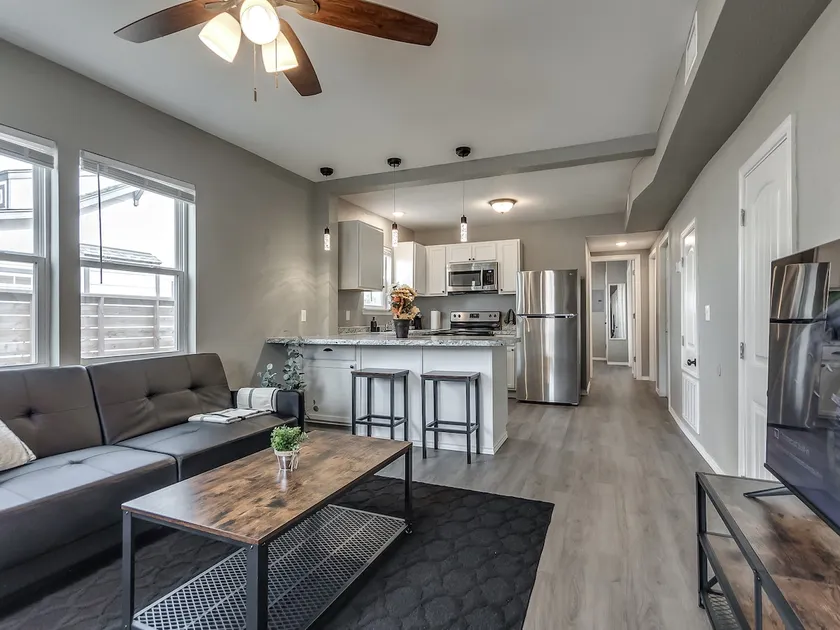 Modern Downtown 1BR | In-Unit W/D | Walk to Shops - Image 1