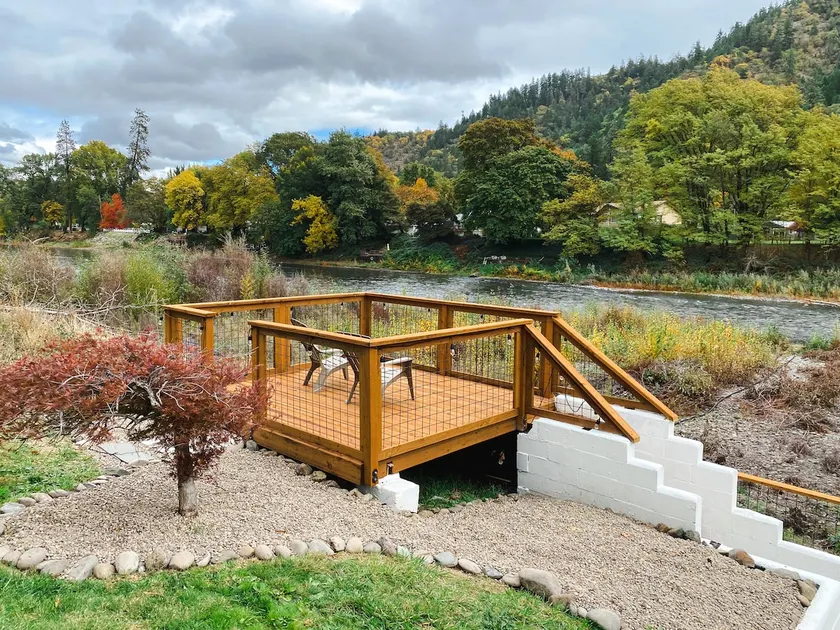 Riverfront House with hot tub, game room and more! - Image 1