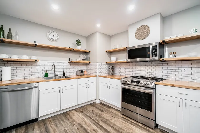 Spacious 3 BR home with King suite - Image 1